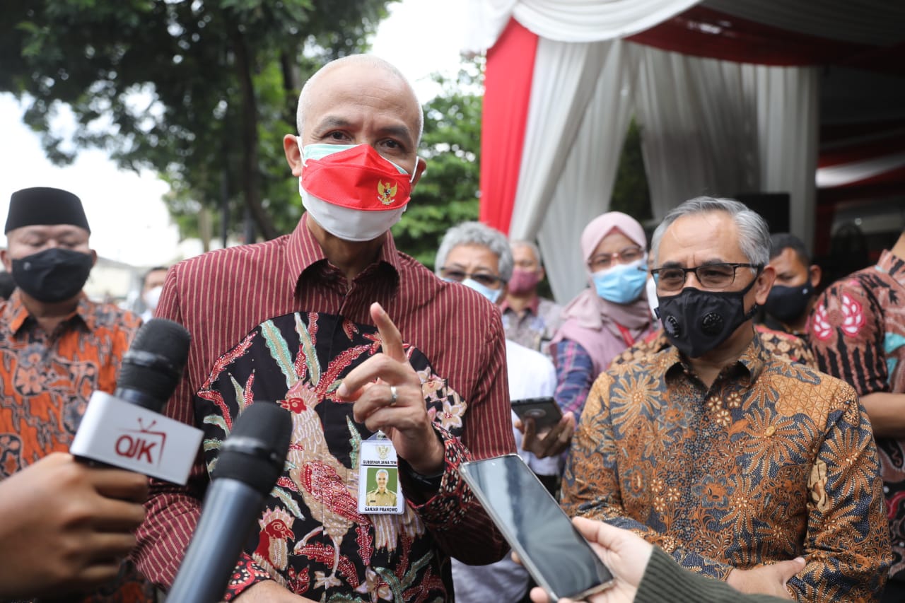 Gubernur Jawa Tengah (Jateng), Ganjar Pranowo usai meninjau vaksinasi gelaran OJK Purwokerto. Foto: Humas Jateng