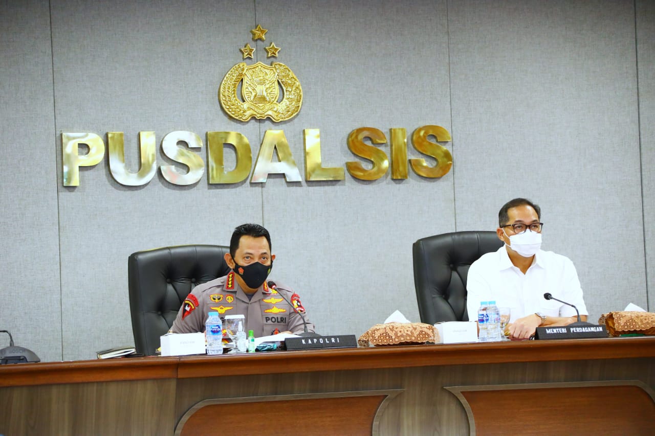 Kapolri (kiri), Jenderal Listyo Sigit Prabowo bersama Mendag (kanan), Muhammad Lutfi. Foto: polri.go.id