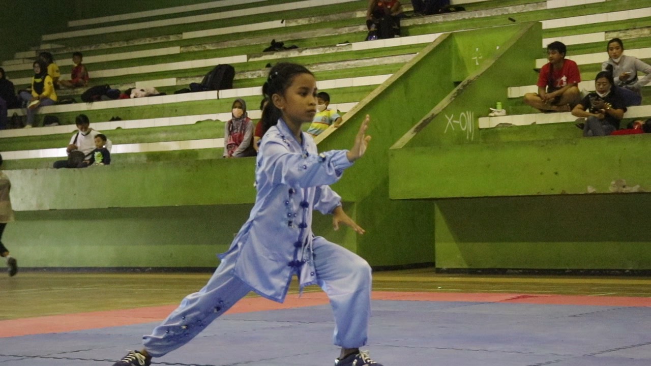 Salah satu atlet wushu Temanggung saat latih tanding di GOR Bambu Runcing. Foto: mediacenter.temanggungkab.go.id