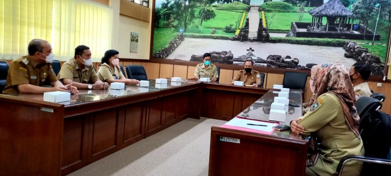 Bupati Karanganyar, Juliyatmono, menerima audiensi peserta PKKP Provinsi Jawa Tengah. Sumber: karanganyarkab.go.id