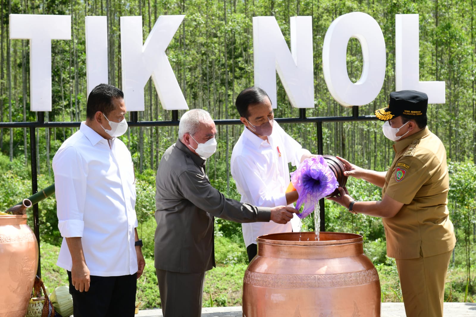 Presiden Jokowi bersama sejumlah pejabat daerah saat ritual Kendi Nusantara. Foto: twitter @setkabgoid