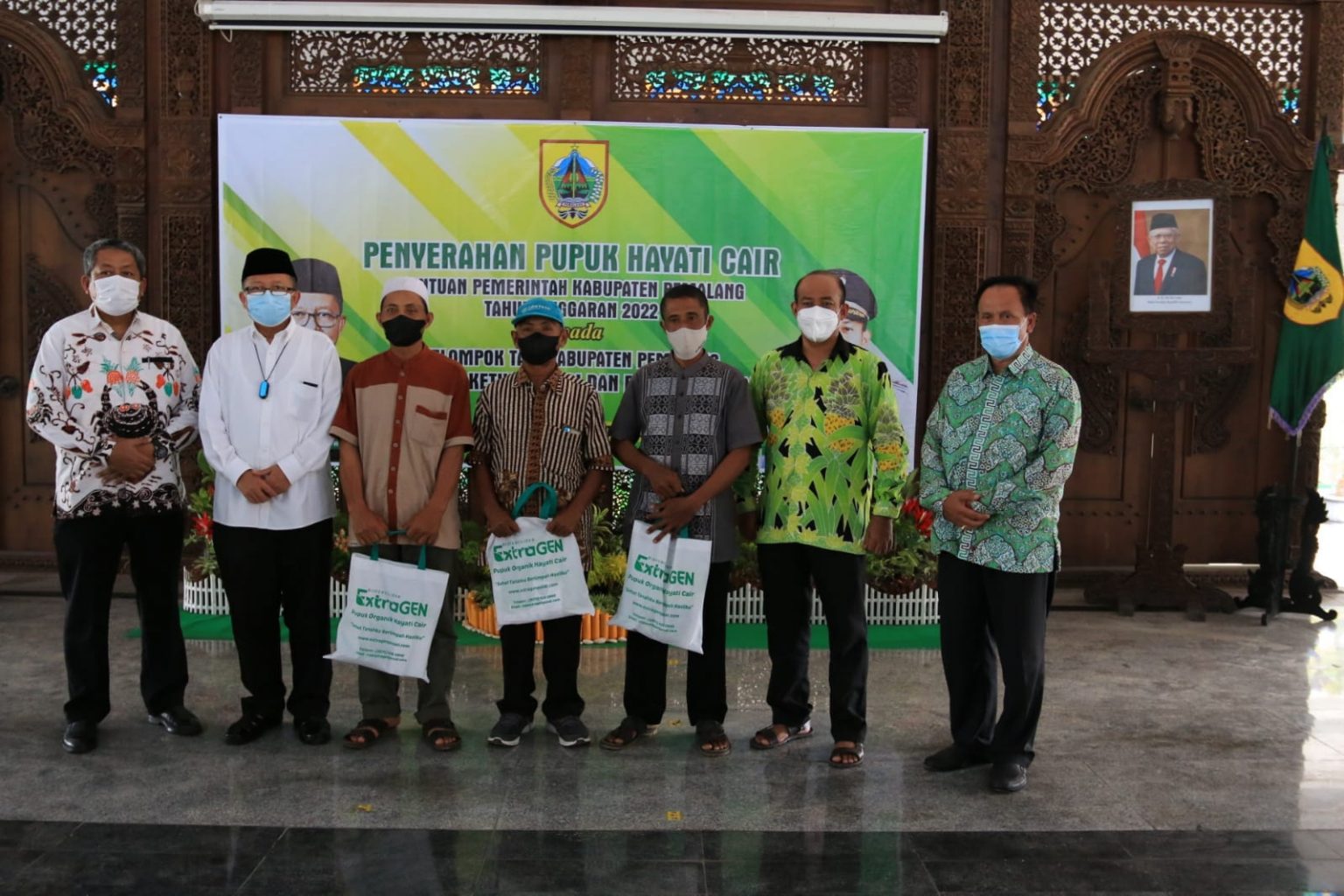Bupati Pemalang, Mukti Agung Wibowo saat menyerahkan bantuan pupuk organik kepada petani. Foto: jatengprov.go.id