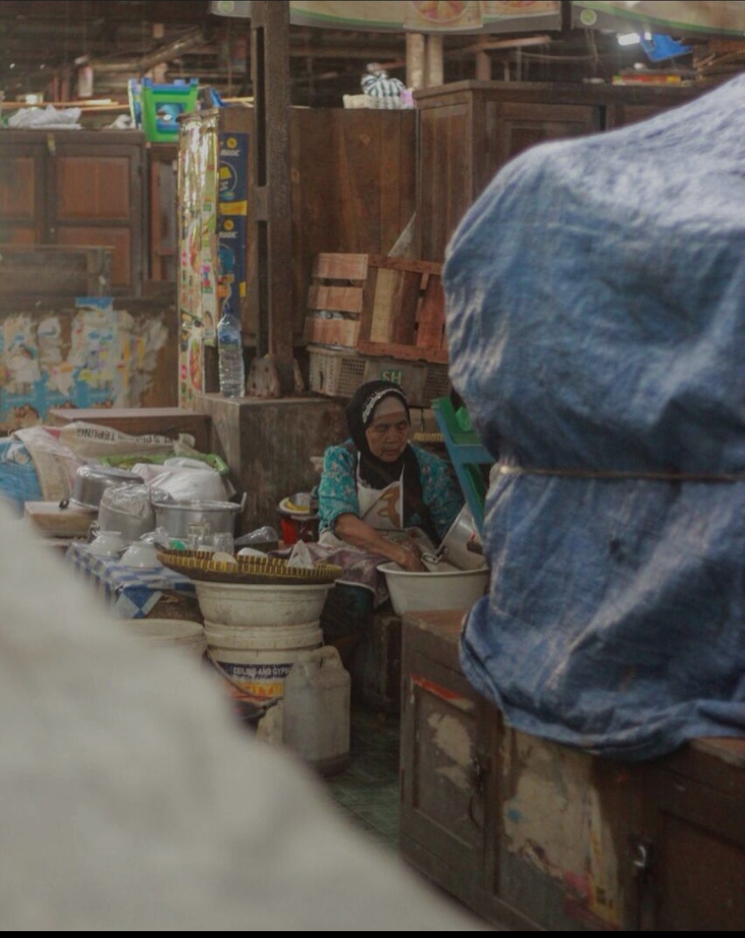 Salah satu kegiatan pedagang di pasar tradisional. Foto: posjateng.id/aziz