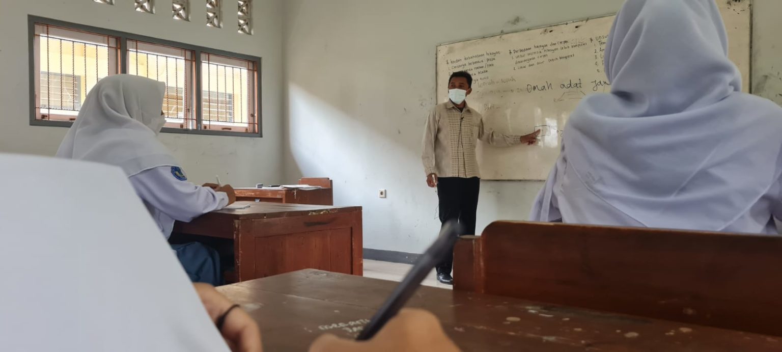 Salah satu guru honorer di SMKN 1 Bansari Temanggung. Foto: jatengprov.go.id