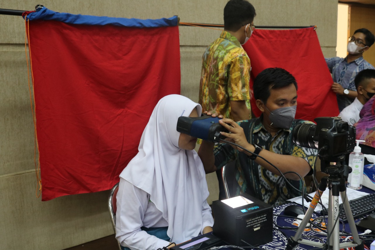 Kegiatan perekaman KTP-el di SMA Negeri 1 Jepara. Sumber: jepara.go.id