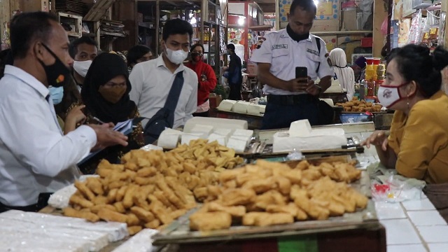 Tim Satgas Pangan Polres Temanggung saat meninjau salah satu pasar tradisional. Foto: temanggungkab.go.id