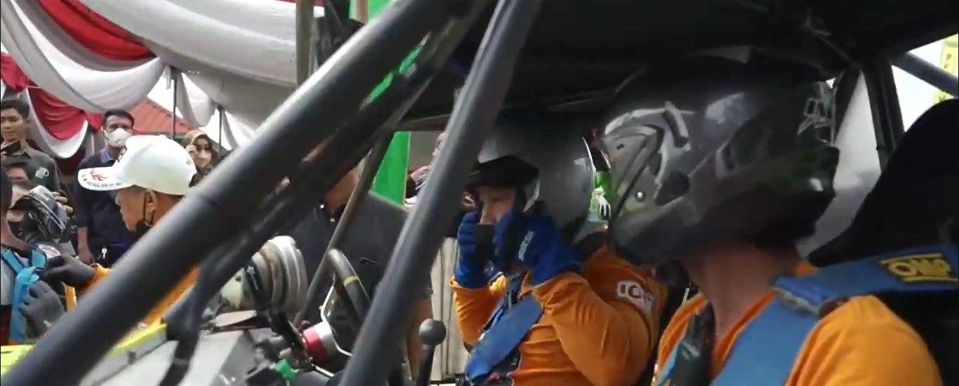 Bupati Pesawaran, Deni Romadhona bersiap menjajal lintasan dalam ajang Mabar Offroader se-Nusantara. Foto: tangkapan layar video di Instagram bupati @deni_romadhona