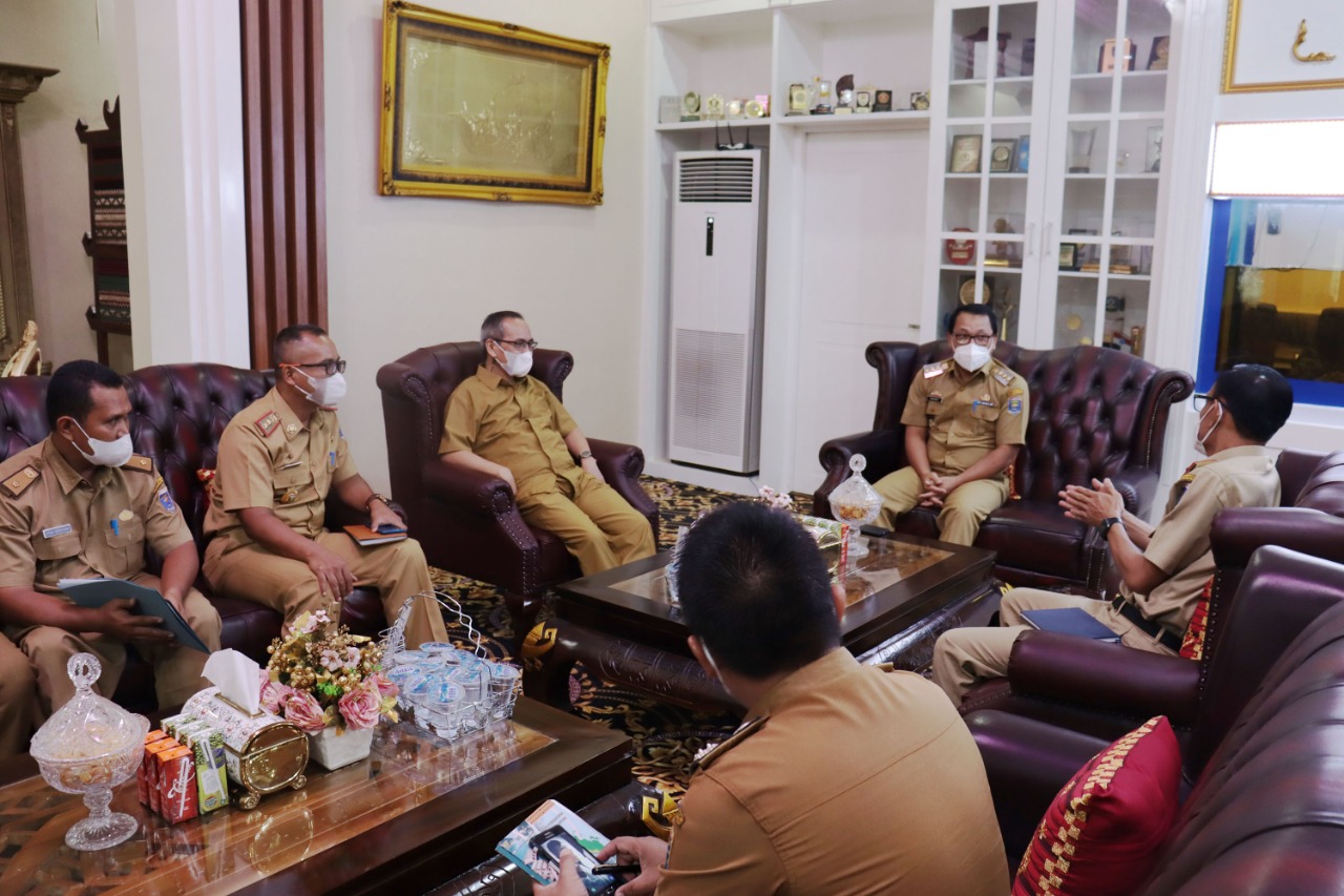 Wali Kota Metro, Wahdi Siradjuddin saat rapat bersama Tim SPBE. Foto: metrokota.go.id