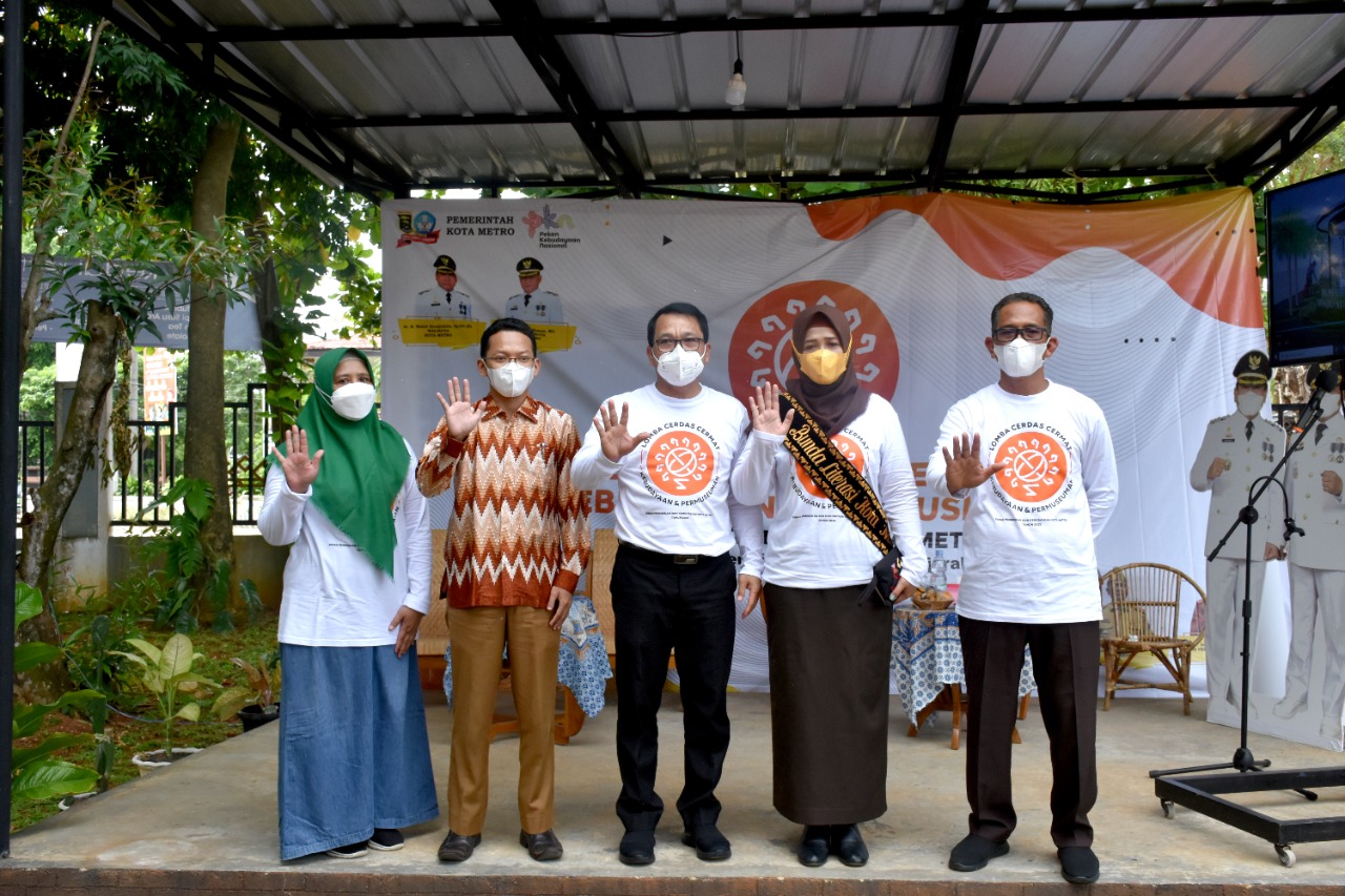 Wali Kota Metro, Wahdi Siradjuddin bersama pejabat setempat saat membuka LCC di RSI Dokter Swoning. Foto: metrokota.go.id