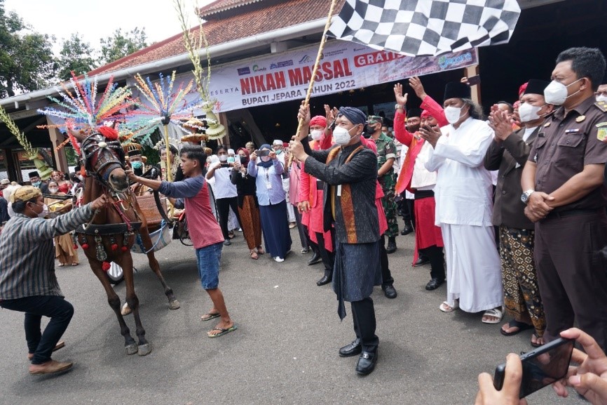 Arak-arakan pengantin nikah massal tahun 2022 Kabupaten Jepara. Sumber: jepara.go.id