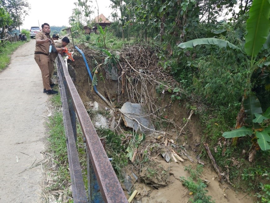 DPUPR Kabupaten Blora pantau ruas jalan yang rusak akibat longsor. Sumber: blorakab.go.id