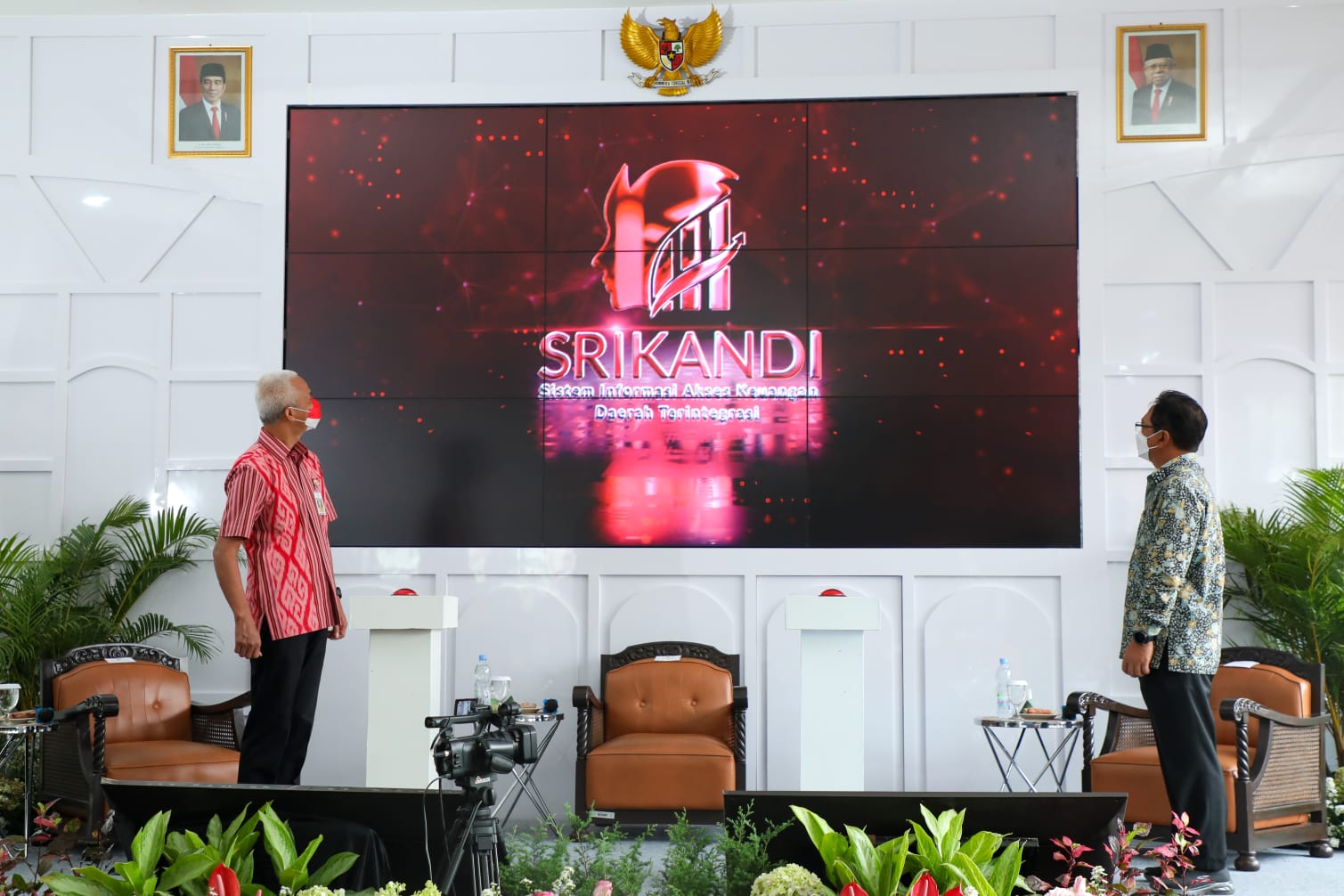 Gubernur Jateng, Ganjar Pranowo (kiri) dan Kepala OJK Regional 3 Jateng-DIY, Aman Santosa  (kanan) saat meresmikan aplikasi SRIKANDI. Foto: jatengprov.go.id