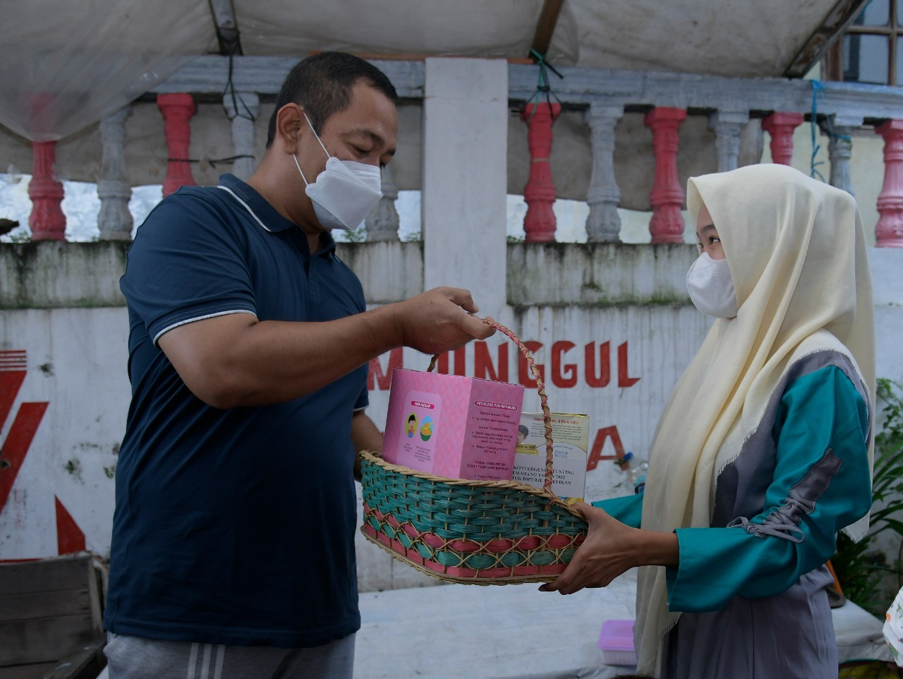 Wali Kota Semarang, Hendrar Prihadi, menyerahkan minyak goreng untuk pedagang Pasar Bulu. (Foto: semarangkota.go.id)