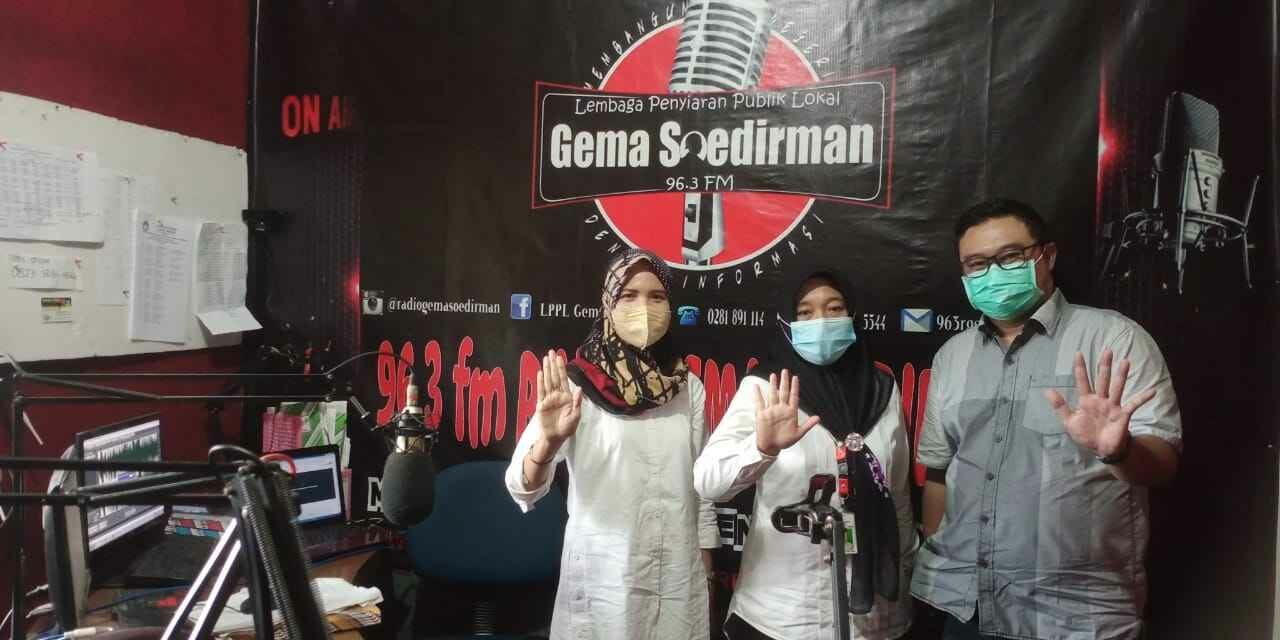 Dokter spesialis Anak dari RSUD R Goeteng Taroenadibrata saat acara dialog di Radio Gema Soedirman. Sumber foto: purbalinggakab.go.id