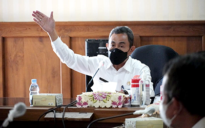 Bupati Pati, Haryanto, saat memimpin rapat bahas dampak perbaikan Jalan Pantura. Sumber: patikab.go.id