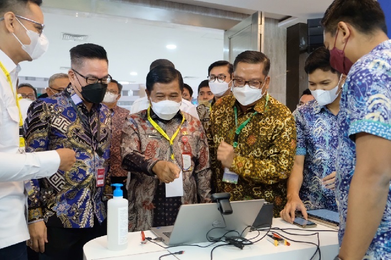 Sekretaris Jenderal (Sekjen) Kemendagri, Suhajar Diantoro meninjau booth Peruri di Pameran Digitalisasi Nusantara Expo & Summit 2022 Edutorium Universitas Muhammadiyah Surakarta. Foto istimewa