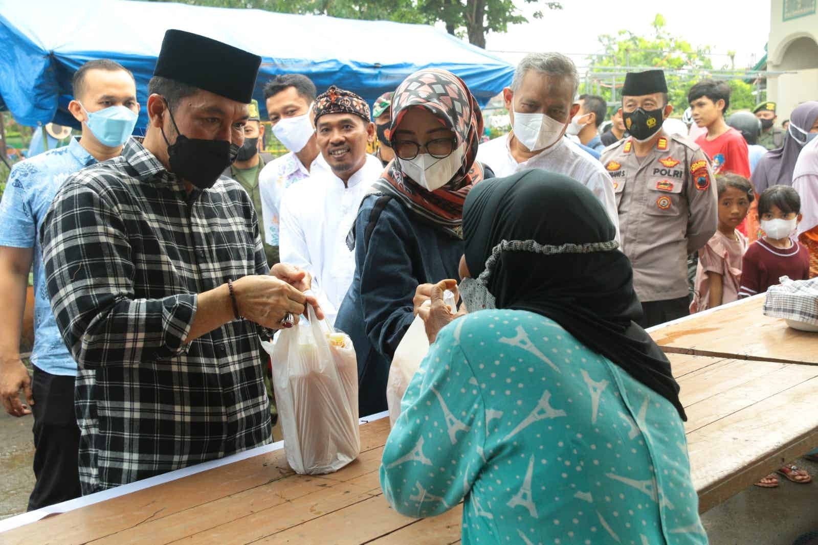 Bupati Kudus, Hartopo, saat menghadiri Pasar Takjil Bumi Wangi di Desa Jekulo, Minggu (3/4). Sumber: kuduskab.go.id