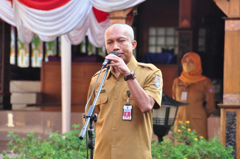 Sekdakab Cilacap, Awaluddin Muuri, dalam kegiatan Apel Pagi di lingkungan Pemkab Cilacap, Senin (4/4). Sumber: cilacapkab.go.id