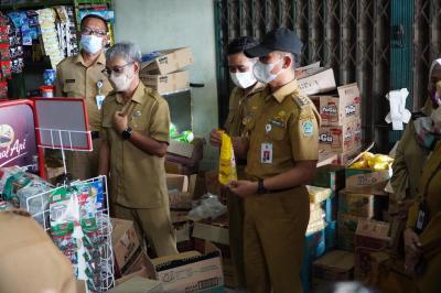   Bupati Gunungkidul bersama TPID DIY memantau harga dan stok bahan pokok di Pasar Argosari. Foto: gunungkidulkab.go.id