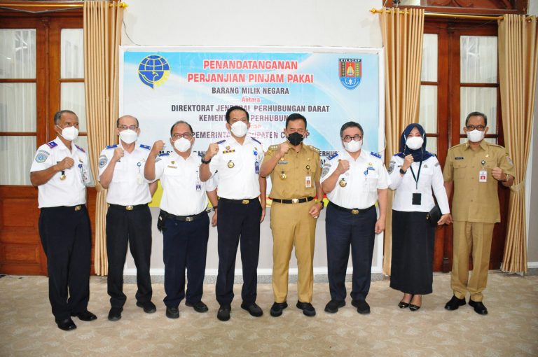 Acara penandatanganan perjanjian pinjam pakai terminal tipe A Bangga Mbangun Desa antara Pemkab Cilacap dan Kemenhub, Senin (4/4). Sumber: cilacapkab.go.id