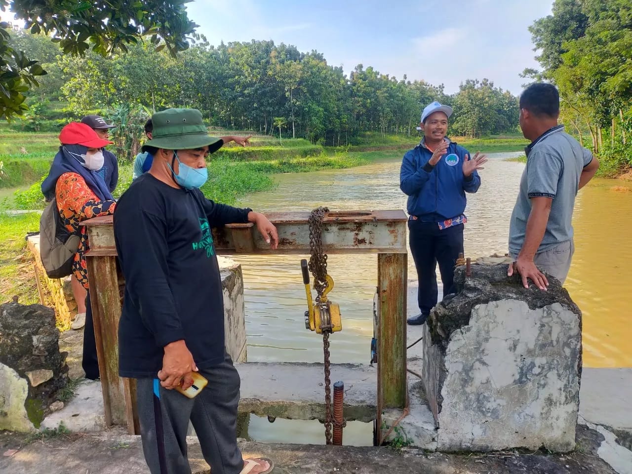 DPUPR Blora bersama warga Desa Singonegoro memantau kerusakan pintu penguras bendungan. Sumber: blorkab.go.id
