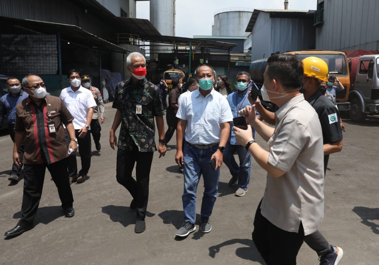 Gubernur Jawa Tengah, Ganjar Pranowo sidak pasokan minyak goreng curah ke PT PPI, PT RNI dan PT Best. Sumber foto: jatengprov.go.id