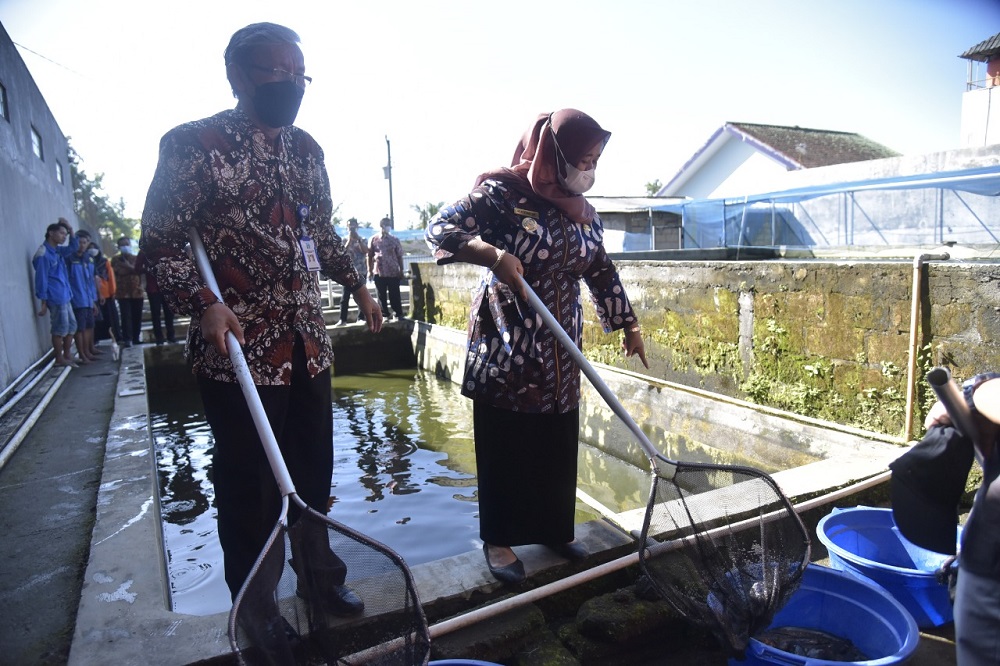 Bupati Sleman, Kustini Sri Purnomo, saat pengukuhan Jaringan Petani Milenial di Budi Fish Farm, Selasa (5/4). Foto: slemankab.go.id.