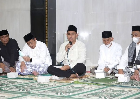 Bupati Pemalang, Mukti Agung Wibowo bersama pejabat setempat saat Safari Ramadan di Masjid Baitussalam, Desa Banglaranga. Foto: Instagram @masagungbupati