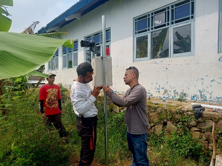 Aktivitas petugas saat memasang Early Warning System (EWS) di Watukumpul. Foto: Diskominfo Pemalang