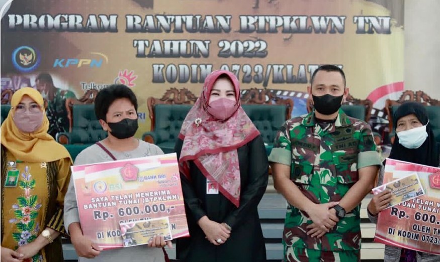 Bupati Klaten, Sri Mulyani, besama Dandim 0723 Klaten, Joni Eko Prasetyo, saat penyaluran BTPKLWN, Jumat (8/4). Foto: Instagram @humaskabklaten.