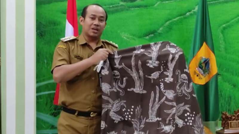 Bupati Pemalang, Mukti Agung Wiobowo saat memamerkan kain batik khas Pemalang. Foto: tangkapan layar Youtube Bareng Mas Agung