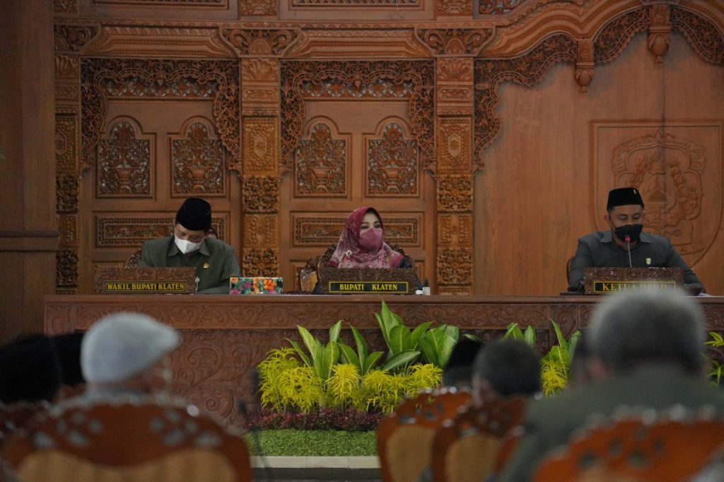 Bupati Klaten dan Wakil Bupati Klaten saat menghadiri salah satu rapat. Foto: pemkabklaten.go.id.