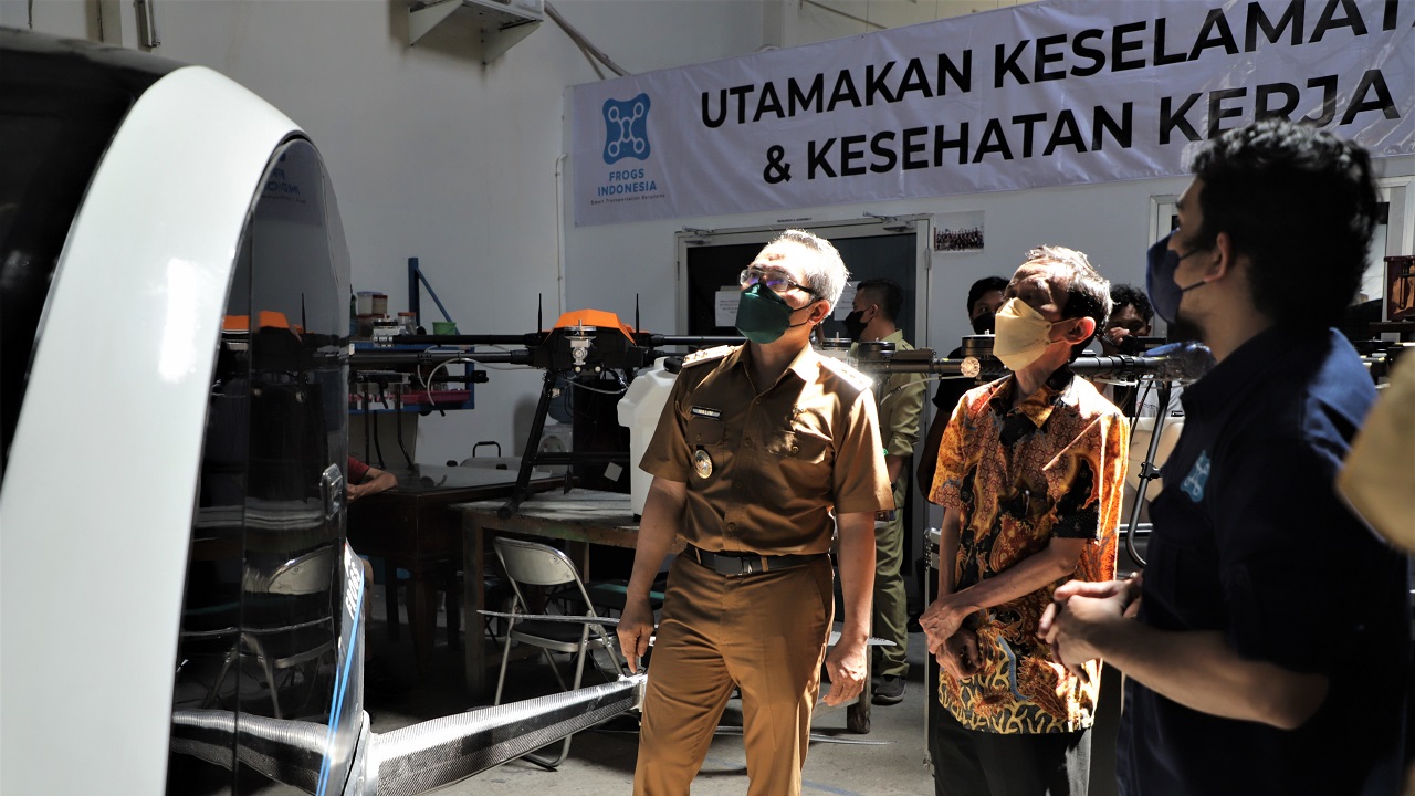 Bupati Bantul, Abdul Halim Muslid, saat mengunjungi PT Inovasi Solusi Transportasi Indonesia, Senin (4/4). Foto: bantulkab.go.id