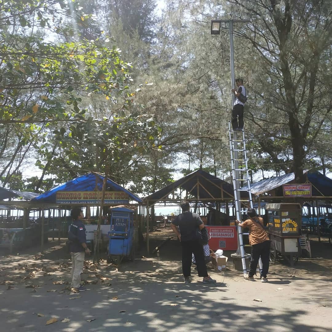 Tim teknis Diskominfo Kabupaten Pemalang memasang wifi di tempat wisata Sirkuit dan Waterboom Widuri. Sumber foto: Facebook Diskominfo Pemalang