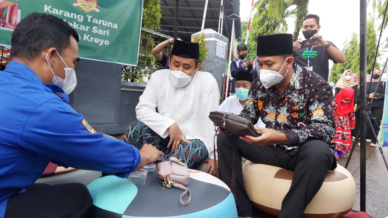 Bupati Pemalang, Mukti Agung Wibowo saat meninjau salah satu stand di Kampung Ramadan Kreyo. Foto: Diskominfo Pemalang