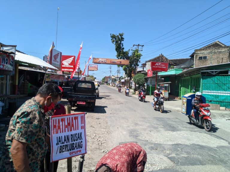 UPTD II DPUPR Klaten memasang rambu peringatan jalan rusak di Kecamatan Juwiring. Foto: dpupr.klaten.go.id