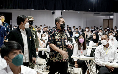 Bupati Pati, Haryanto, saat memantau pelaksanaan CAT seleksi perangkat desa di Auditorium Hotel UTC Semarang. Sumber: patikab.go.id