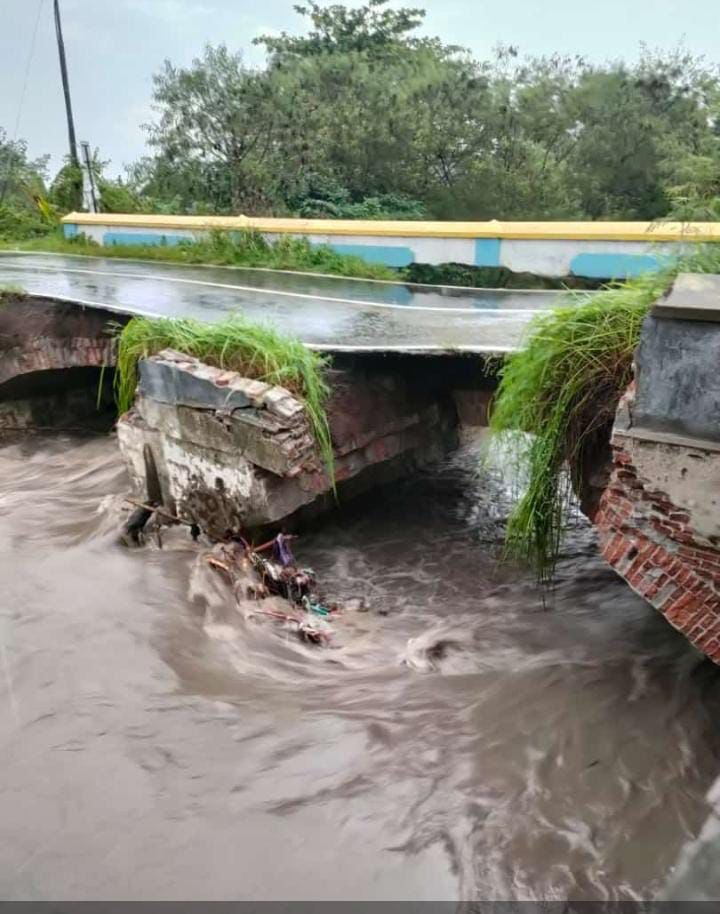 Jembatan Kadirejo runtuh akibat hujan deras, Kamis (3/3). Foto: klatenkab.go.id