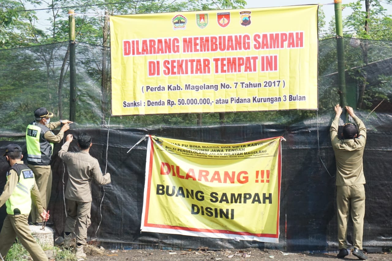 Satpol PP Kabupaten Magelang dan Forkopimcam Tempuran menutup TPS Setro. Sumber foto: beritamagelang.id