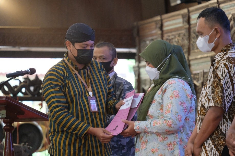 Penyerahan bantuan sosial untuk PKMS, Kamis (21/4). Sumber: klatenkab.go.id