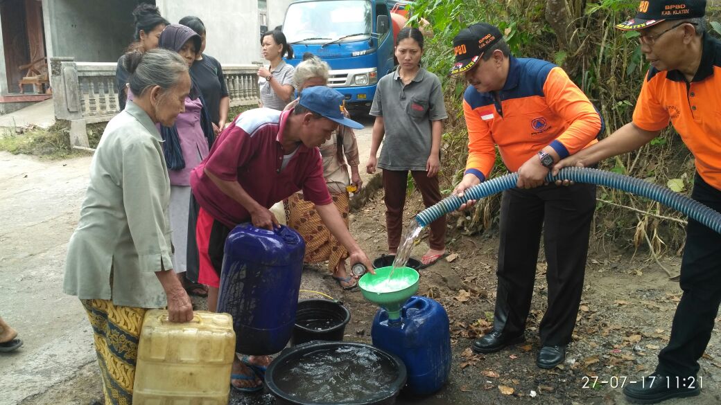 BPB Klaten melakukan dropping air bersih di salah satu desa. Foto: klatenkab.go.id