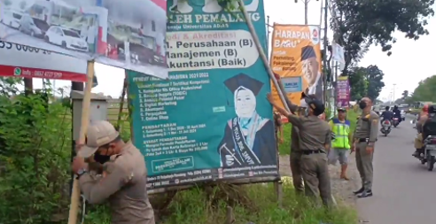 Satpol PP Kabupaten Pemalang melakukan penertiban reklame liar. Sumber foto: tangkapan layar Instagram @satpolpp_pml