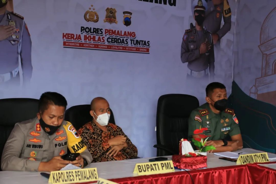 Bupati Pemalang, Mukti Agung Wibowo, saat mengikuti Rakor Kesiapan Daerah di Pos Pengamanan Exit Tol Gandulan, Rabu (27/4). (Foto: instagram.com/masagungbupatine)