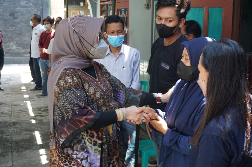 Bupati Klaten, Sri Mulyani, saat melayat ke rumah duka warga yang terlambat diberi pertolongan ambulans. Sumber: klatenkab.go.id