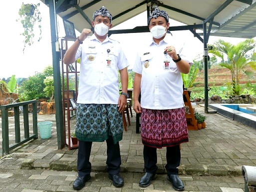 Bupati Pemalang, Mukti Agung Wibowo, bersama Wakil Bupati Pemalang, Mansur Hidayat, menggunakan Sarung Goyor. (Foto: pemalangkab.go.id)