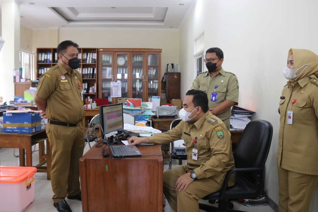 Bupati Blora, Arief Rohman, bersama jajaran saat melakukan sidak di BKD Blora. Sumber: blorakab.go.id