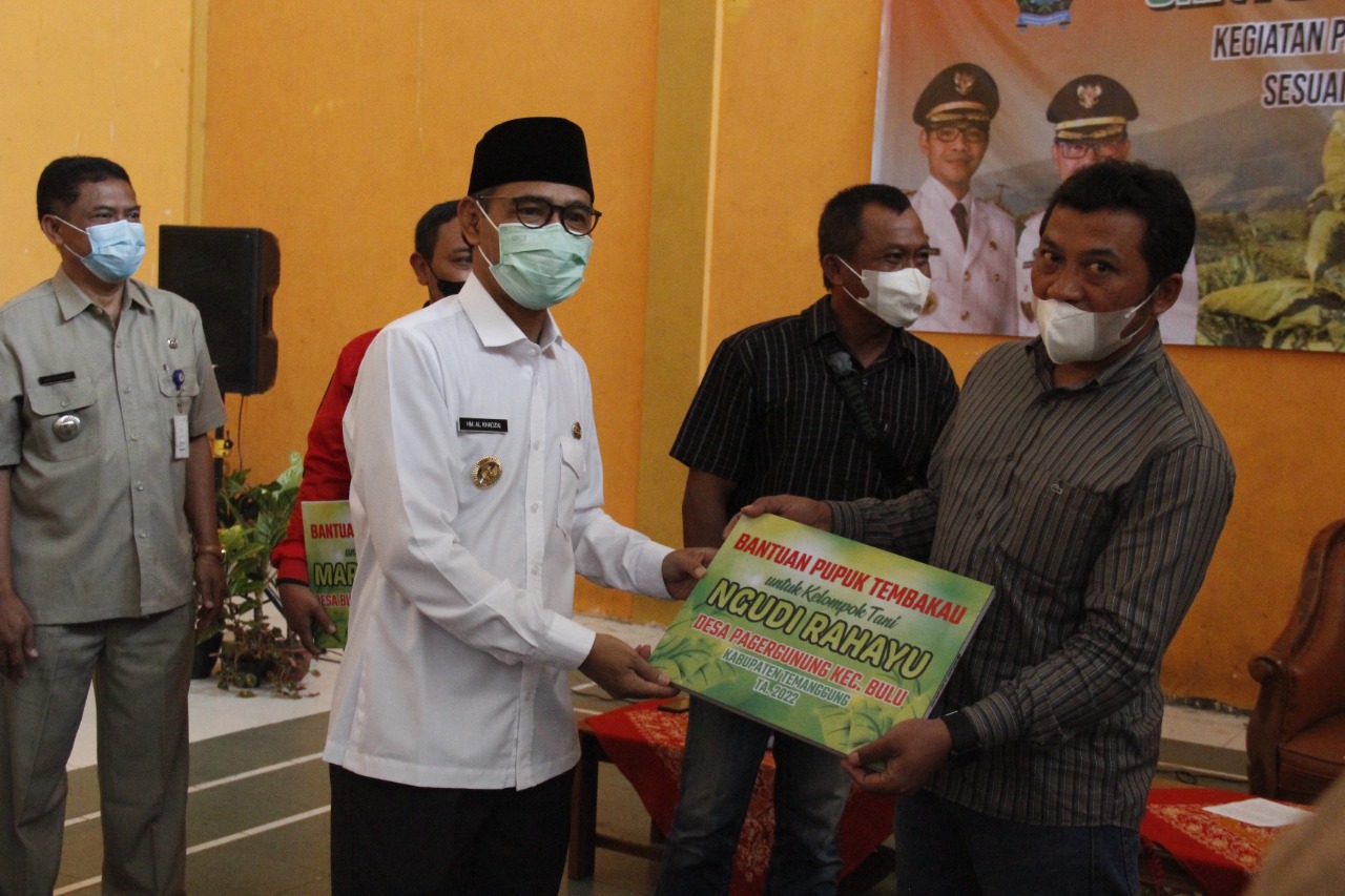 Penyerahan Simbolis Bantuan Pupuk untuk Tembakau. Sumber foto: temanggungkab.go.id 