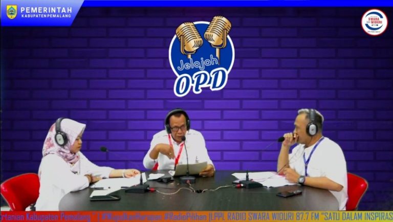 Kepala Dinas Pertanian Kabupaten Pemalang, Wahadi saat melakukan dialog interaktif di LPPL Radio Swara Widuri. Sumber foto: pemalangkab.go.id