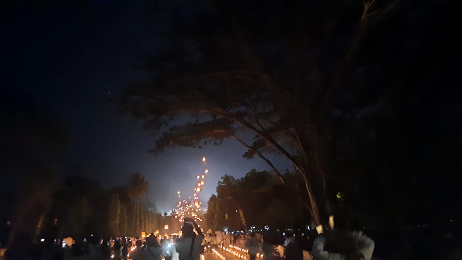 Penerbangan lampion saat perayaan Tri Suci Waisak di kompleks Taman Wisata Candi Borobudur. Sumber foto: beritamagelang.id