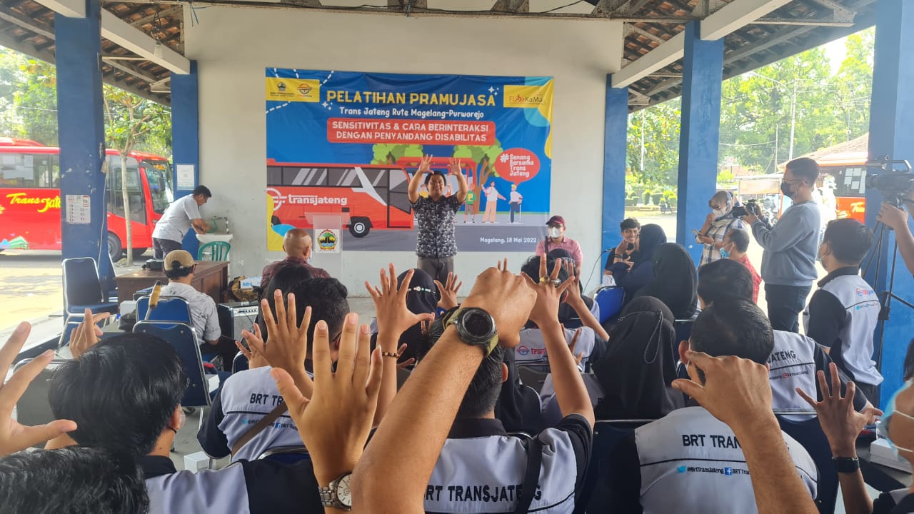 Dishub mengadakan pelatihan isyarat dan etika berkomunikasi terhadap penyandang disabilitas kepada puluhan pramujasa Trans Jawa Tengah. Sumber foto: jatengprov.go.id